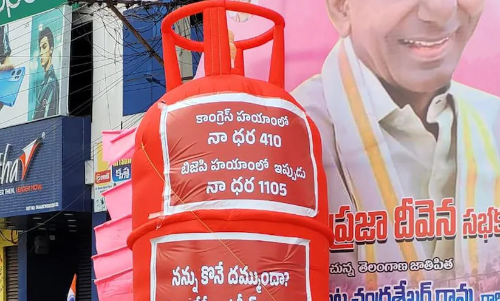 അമിത് ഷായുടെ തെലങ്കാന സന്ദർശനത്തിന് മുന്നോടിയായി വിലക്കയറ്റത്തിനെതിരെ പ്രതിഷേധവുമായി കോൺഗ്രസ്