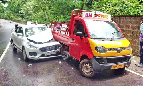 കാറും മിനി ഗുഡ്സും കൂട്ടിയിടിച്ചു