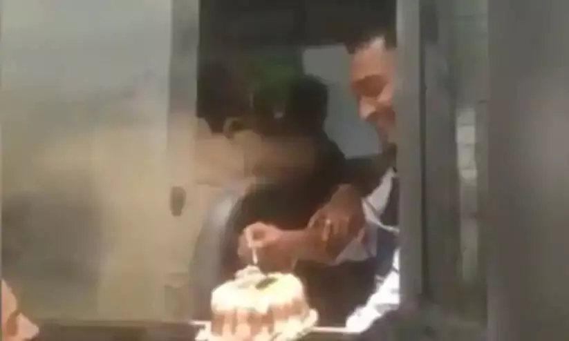 പൊലീസ് വാനിൽ ഇരുന്നു പിറന്നാൾ കേക്ക് മുറിച്ച് കൊലക്കേസ് പ്രതി; വീഡിയോ വൈറലാകുന്നു പൊലീസ് വാനിൽ ഇരുന്നു പിറന്നാൾ കേക്ക് മുറിച്ച് കൊലക്കേസ് പ്രതി; വീഡിയോ വൈറലാകുന്നു