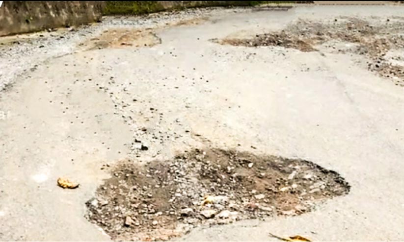 ഈ വാരിക്കുഴികളാണ് നാടിന്റെ വഴി ഈ വാരിക്കുഴികളാണ് നാടിന്റെ വഴി