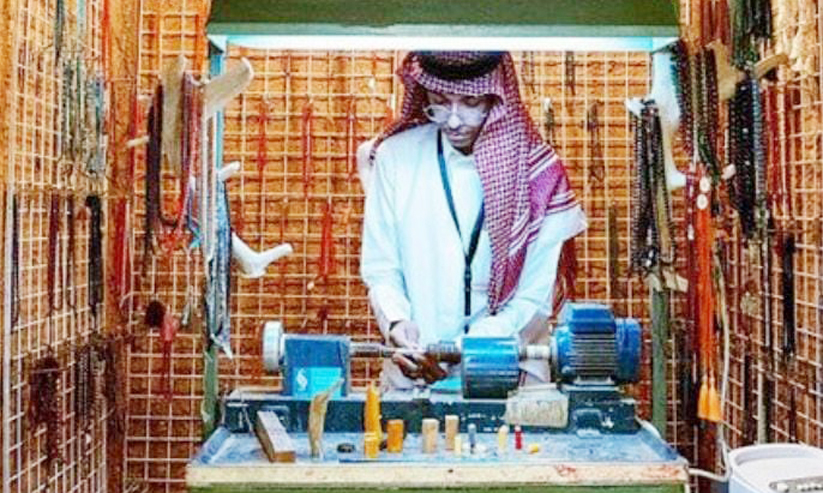 ജപമാലയിൽ കരവിരുതുമായി മുഹമ്മദ് അൽഉബൈദ ജപമാലയിൽ കരവിരുതുമായി മുഹമ്മദ് അൽഉബൈദ