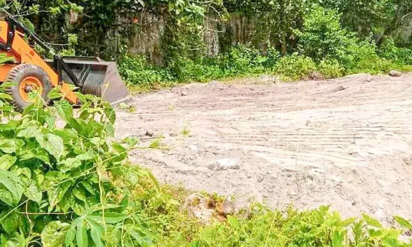 എക്സൽ ഗ്ലാസിൽനിന്ന് മണലെടുത്ത് നിലം നികത്തുന്നു എക്സൽ ഗ്ലാസിൽനിന്ന് മണലെടുത്ത് നിലം നികത്തുന്നു