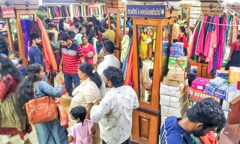 ഓണവിപണി തിരിച്ചുപിടിക്കാൻ കച്ചവടക്കാർ; ഓഫർ പെരുമഴ