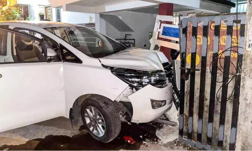 മദ്യലഹരിയിൽ ഓടിച്ച കാർ ഇടിച്ച് മൂന്ന് വീടുകളുടെ മതിൽ തകർന്നു