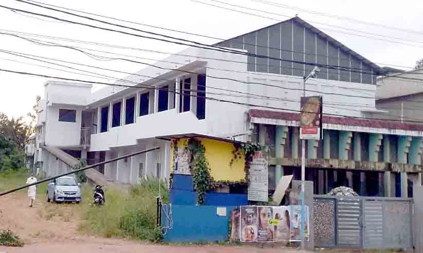 ആറ്റിങ്ങല് മുനിസിപ്പല് ടൗണ്ഹാള് നവീകരണം അനിശ്ചിതത്വത്തിൽ ആറ്റിങ്ങല് മുനിസിപ്പല് ടൗണ്ഹാള് നവീകരണം അനിശ്ചിതത്വത്തിൽ