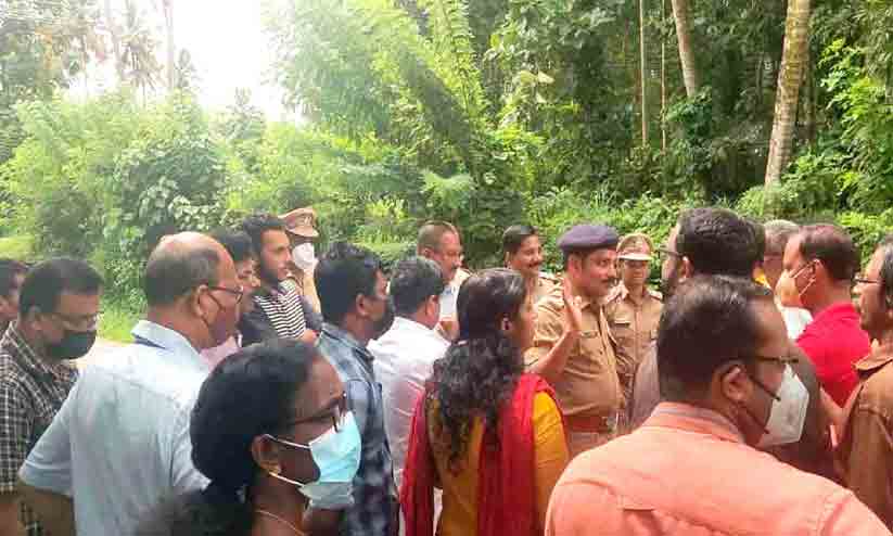 ആശുപത്രിക്ക് സമീപം ശുചിമുറി മാലിന്യം തള്ളി; പ്രതിഷേധം ആശുപത്രിക്ക് സമീപം ശുചിമുറി മാലിന്യം തള്ളി; പ്രതിഷേധം