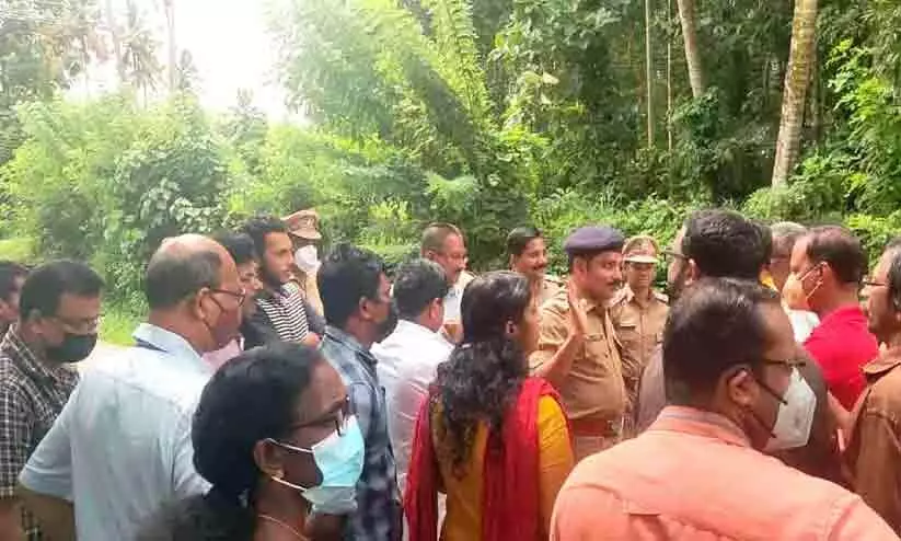 ആശുപത്രിക്ക് സമീപം ശുചിമുറി മാലിന്യം തള്ളി; പ്രതിഷേധം ആശുപത്രിക്ക് സമീപം ശുചിമുറി മാലിന്യം തള്ളി; പ്രതിഷേധം