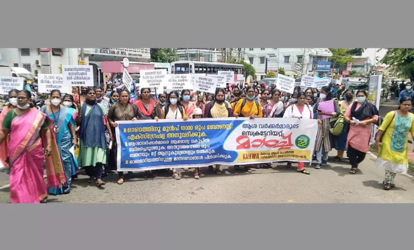ആശ വർക്കർമാർ സെക്രട്ടേറിയറ്റ് മാർച്ച് നടത്തി
