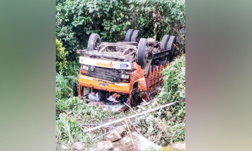 ലോറി 200 അടി താഴ്ചയിലേക്ക് മറിഞ്ഞു