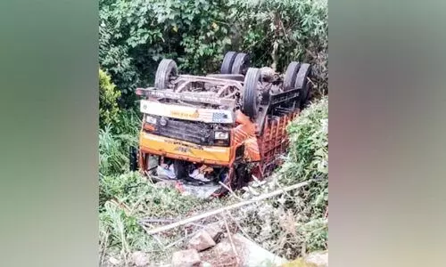 ലോറി 200 അടി താഴ്ചയിലേക്ക് മറിഞ്ഞു