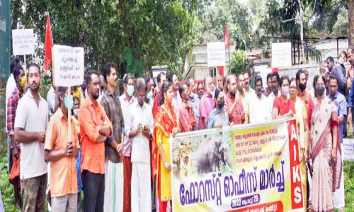 വ​ന്യ​മൃ​ഗ ശ​ല്യം: കി​സാ​ൻ സ​ഭ ഡി.​എ​ഫ്.​ഒ ഓ​ഫി​സ് മാ​ർ​ച്ച്‌