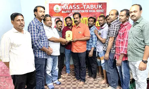 ക​ണ്ണ​ൻ പാ​ണ​ക്ക​ട​ക്ക് മാ​സ് ത​ബൂ​ക്ക് യാ​ത്ര​യ​യ​പ്പ് ന​ൽ​കി