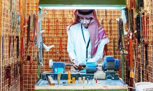 ജപമാലയിൽ കരവിരുതുമായി മുഹമ്മദ് അൽഉബൈദ ജപമാലയിൽ കരവിരുതുമായി മുഹമ്മദ് അൽഉബൈദ