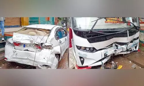 എം.സി റോഡിൽ ടൂറിസ്റ്റ് ബസ് വാഹനങ്ങളിലിടിച്ച് ഒരാൾക്ക് പരിക്ക് എം.സി റോഡിൽ ടൂറിസ്റ്റ് ബസ് വാഹനങ്ങളിലിടിച്ച് ഒരാൾക്ക് പരിക്ക്