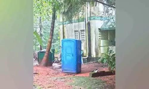 പോർട്ടബിൾ ശുചിമുറികൾ ഉപേക്ഷിക്കപ്പെട്ട നിലയിൽ