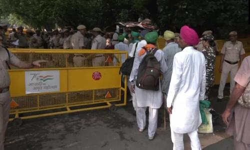 ഡൽഹി വീണ്ടും കർഷക സമരച്ചൂടിലേക്ക്; നിരോധനാജ്ഞയും ബാരിക്കേഡുകളും മറികടന്ന് കർഷകർ തലസ്ഥാന നഗരിയിലേക്ക്