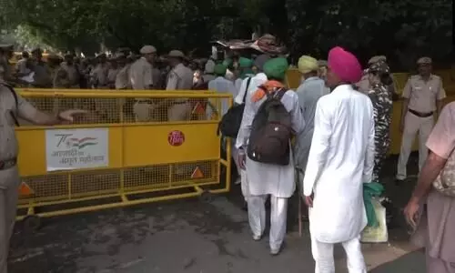 ഡൽഹി വീണ്ടും കർഷക സമരച്ചൂടിലേക്ക്; നിരോധനാജ്ഞയും ബാരിക്കേഡുകളും മറികടന്ന് കർഷകർ തലസ്ഥാന നഗരിയിലേക്ക്