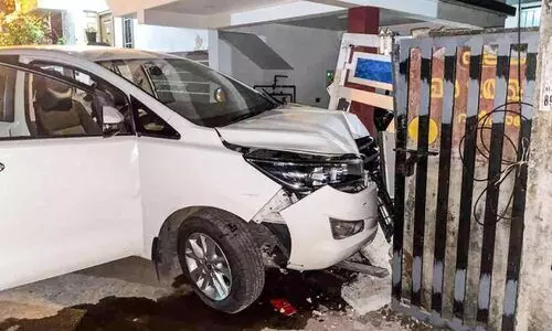 മദ്യലഹരിയിൽ ഓടിച്ച കാർ ഇടിച്ച് മൂന്ന് വീടുകളുടെ മതിൽ തകർന്നു