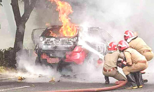 ബൈക്കുമായി കൂട്ടിയിടിച്ച് കാര്‍ കത്തിനശിച്ചു