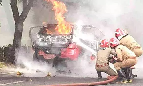 ബൈക്കുമായി കൂട്ടിയിടിച്ച് കാര്‍ കത്തിനശിച്ചു