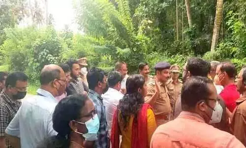 ആശുപത്രിക്ക് സമീപം ശുചിമുറി മാലിന്യം തള്ളി; പ്രതിഷേധം ആശുപത്രിക്ക് സമീപം ശുചിമുറി മാലിന്യം തള്ളി; പ്രതിഷേധം