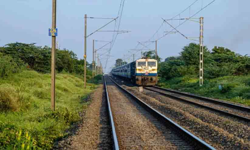 ആത്മഹത്യക്കൊരുങ്ങിയ യുവതിയെ റെയിൽവേ ട്രാക്കിൽ നിന്ന്​ പൊലീസ്​ രക്ഷപ്പെടുത്തി