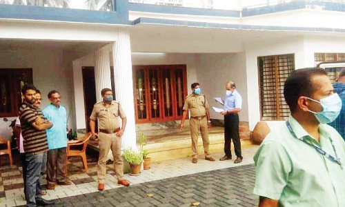 ആളില്ലാത്ത വീടിന്‍റെ മുൻവാതിൽ കുത്തിത്തുറന്ന് മോഷണം