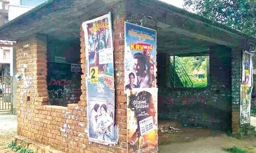 ഇരിപ്പിടമില്ലെങ്കിലും പേര് ബസ് കാത്തിരിപ്പ് കേന്ദ്രം