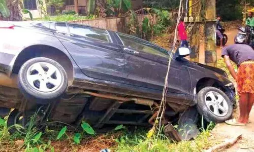 കാർ നിയന്ത്രണംവിട്ട് മറിഞ്ഞു