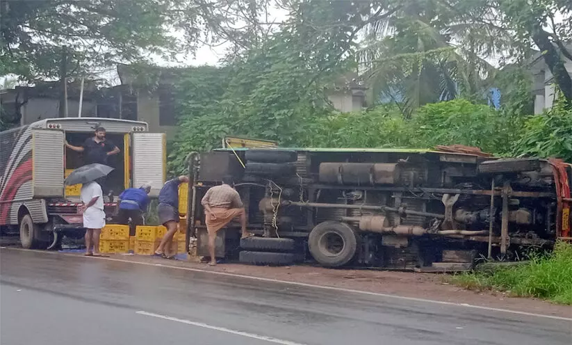 ഒരേ സ്ഥലത്ത് അപകടത്തിൽ പെട്ടത് മൂന്നു ലോറികൾ; ടാങ്കറും മീൻ ലോറിയും തമ്മിൽ കൂട്ടിയിടിച്ചു