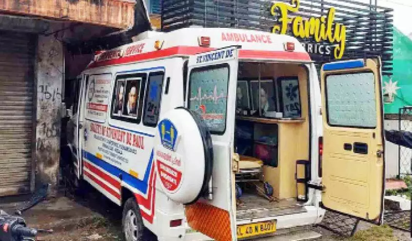 രോഗിയുമായി പോയ ആംബുലന്‍സ് കടയില്‍ ഇടിച്ച് കയറി