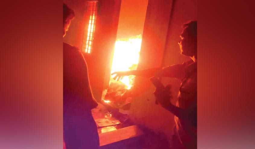 കൊണ്ടോട്ടിയില് നഗരമധ്യത്തിലെ കെട്ടിടത്തില് അഗ്നിബാധ കൊണ്ടോട്ടിയില് നഗരമധ്യത്തിലെ കെട്ടിടത്തില് അഗ്നിബാധ