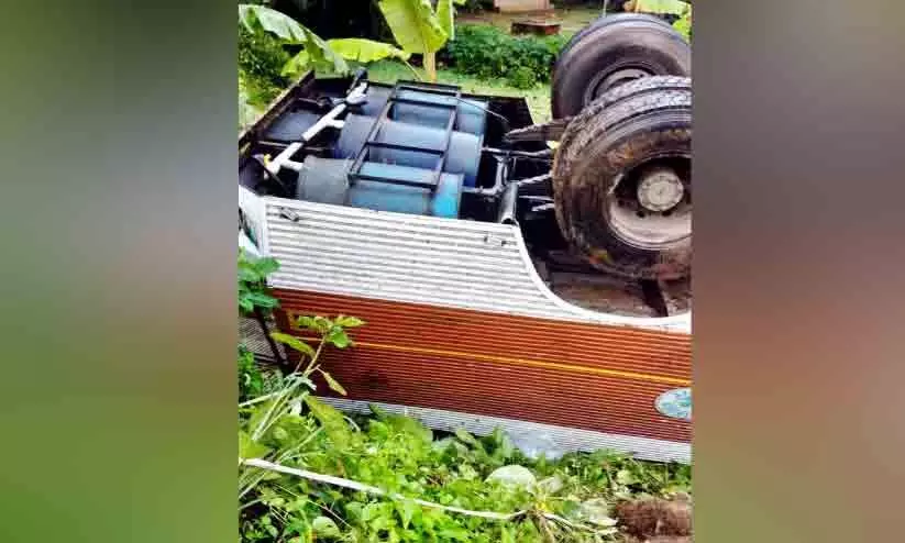 ലോറി മറിഞ്ഞ് രണ്ടുപേർക്ക് പരിക്ക് ലോറി മറിഞ്ഞ് രണ്ടുപേർക്ക് പരിക്ക്