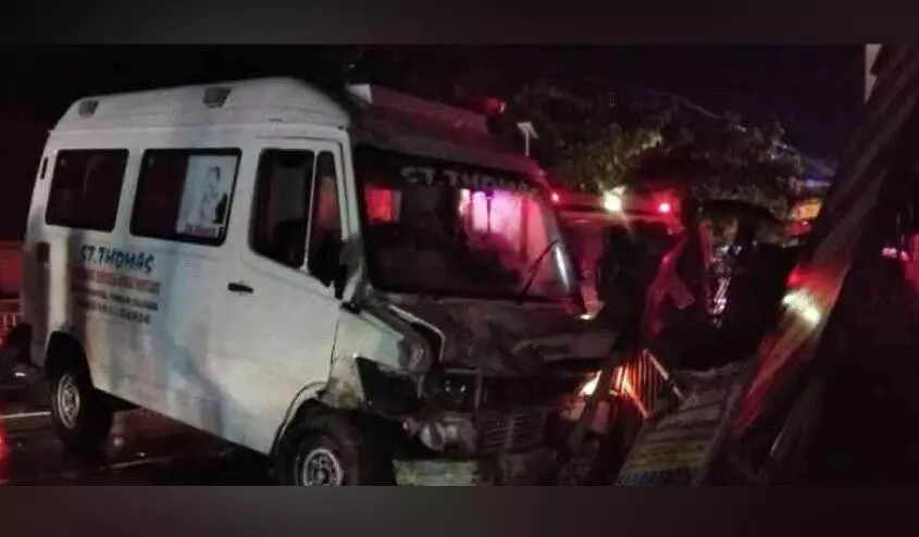 ആംബുലൻസ് ഓട്ടോയിലേക്കും പോസ്റ്റ് ഓഫിസിലേക്കും ഇടിച്ചുകയറി ആംബുലൻസ് ഓട്ടോയിലേക്കും പോസ്റ്റ് ഓഫിസിലേക്കും ഇടിച്ചുകയറി