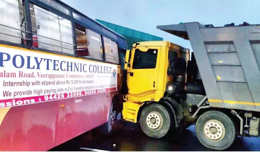 കെ.എസ്.ആർ.ടി.സി ബസും ലോറിയും കൂട്ടിയിടിച്ചു കെ.എസ്.ആർ.ടി.സി ബസും ലോറിയും കൂട്ടിയിടിച്ചു