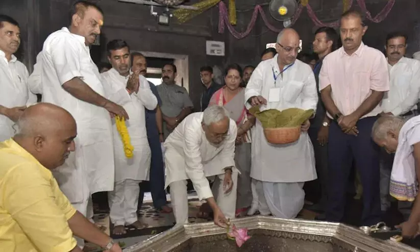 മുസ്‍ലിം മന്ത്രി നിതീഷ് കുമാറിനൊപ്പം ക്ഷേത്രത്തിൽ; ഹിന്ദുക്കളെ പരിഹസിക്കാൻ ബോധപൂർവം ചെയ്തതെന്ന് ബി.ജെ.പി