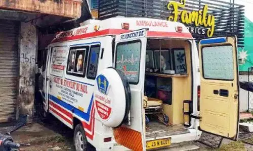 രോഗിയുമായി പോയ ആംബുലന്‍സ് കടയില്‍ ഇടിച്ച് കയറി
