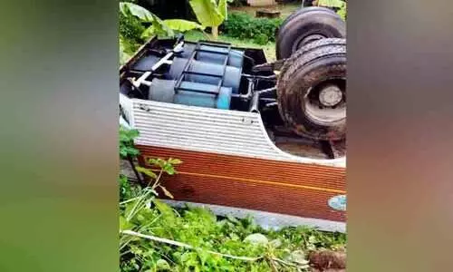 ലോറി മറിഞ്ഞ് രണ്ടുപേർക്ക് പരിക്ക്