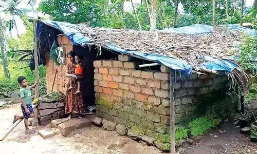 പാറശ്ശേരിയിൽ ആദിവാസി വീട് പ്രവൃത്തി പാതിവഴിയിൽ; കുടുംബങ്ങൾ ദുരിതത്തിൽ