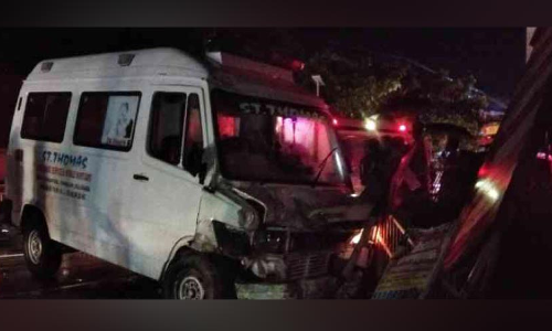 ആംബുലൻസ് ഓട്ടോയിലേക്കും പോസ്‌റ്റ് ഓഫിസിലേക്കും ഇടിച്ചുകയറി