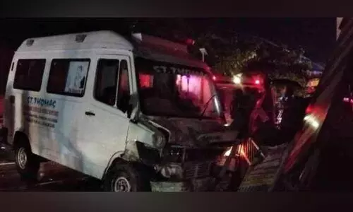 ആംബുലൻസ് ഓട്ടോയിലേക്കും പോസ്‌റ്റ് ഓഫിസിലേക്കും ഇടിച്ചുകയറി