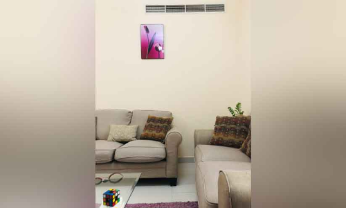 അവധി കഴിഞ്ഞ് വീട്ടിലെത്തുന്നവർ ജാഗ്രതൈ; ഫോട്ടോ ഫ്രെയിമുകൾ തലയിൽ വീണേക്കാം