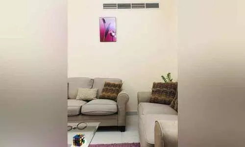 അവധി കഴിഞ്ഞ് വീട്ടിലെത്തുന്നവർ ജാഗ്രതൈ; ഫോട്ടോ ഫ്രെയിമുകൾ തലയിൽ വീണേക്കാം