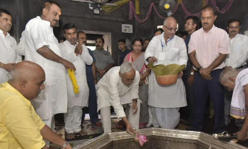മുസ്‍ലിം മന്ത്രി നിതീഷ് കുമാറിനൊപ്പം ക്ഷേത്രത്തിൽ; ഹിന്ദുക്കളെ പരിഹസിക്കാൻ ബോധപൂർവം ചെയ്തതെന്ന് ബി.ജെ.പി