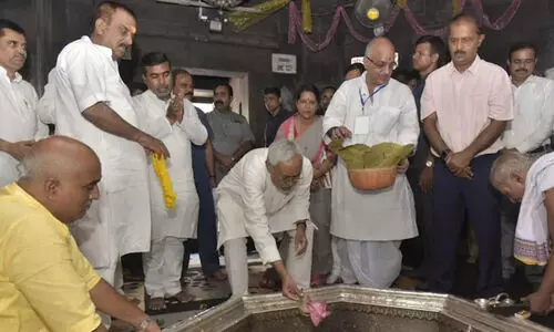 മുസ്‍ലിം മന്ത്രി നിതീഷ് കുമാറിനൊപ്പം ക്ഷേത്രത്തിൽ; ഹിന്ദുക്കളെ പരിഹസിക്കാൻ ബോധപൂർവം ചെയ്തതെന്ന് ബി.ജെ.പി