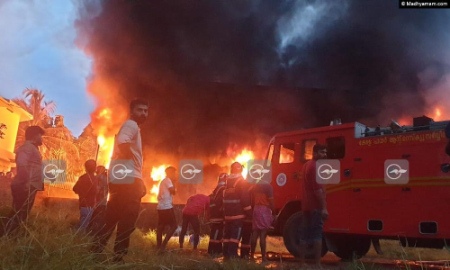 കോഴിക്കോട് പെയിന്റ് ഗോഡൗണിൽ വൻ തീപിടിത്തം VIDEO