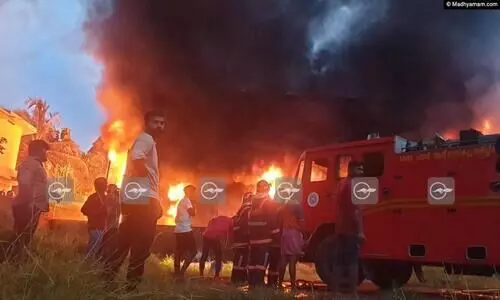 കോഴിക്കോട് പെയിന്റ് ഗോഡൗണിൽ വൻ തീപിടിത്തം VIDEO