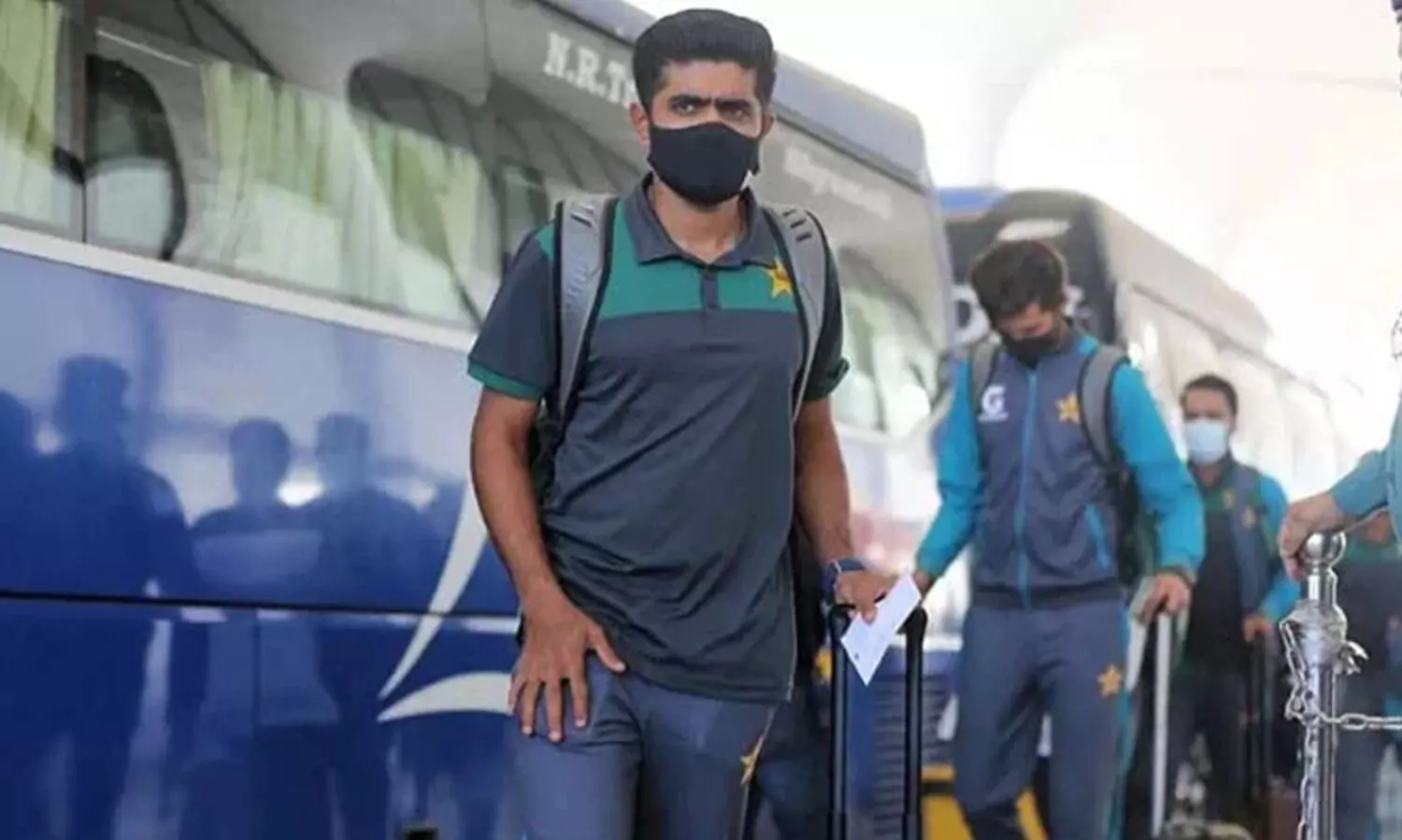 സഹതാരങ്ങളെല്ലാം മൊബൈലിൽ, എന്നാൽ അയാൾ മാത്രം ഖുർആൻ ഓതിക്കൊണ്ടിരുന്നു; വിഡിയോ വൈറൽ