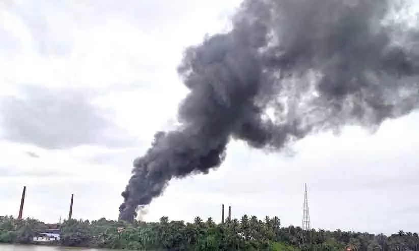 കറുത്തപുക; ആശങ്കയിലായി ഫറോക്ക്-ചെറുവണ്ണൂർ മേഖലയിലെ ജനങ്ങൾ കറുത്തപുക; ആശങ്കയിലായി ഫറോക്ക്-ചെറുവണ്ണൂർ മേഖലയിലെ ജനങ്ങൾ