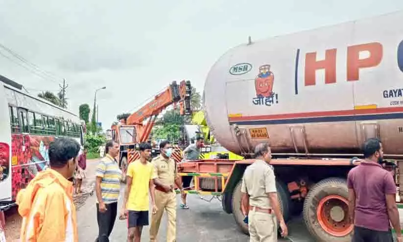 ദേ​ശീ​യ​പാ​ത​യി​ൽ​നി​ന്ന് ടാ​ങ്ക​ർ​ലോ​റി തെ​ന്നി​മാ​റി; ഒ​ഴി​വാ​യ​ത് വ​ൻ ദു​ര​ന്തം